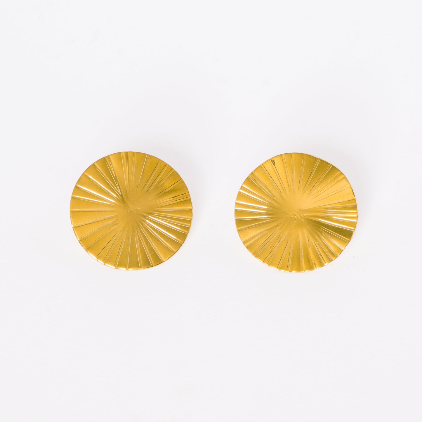 Aretes redondos en bronce con baño en oro