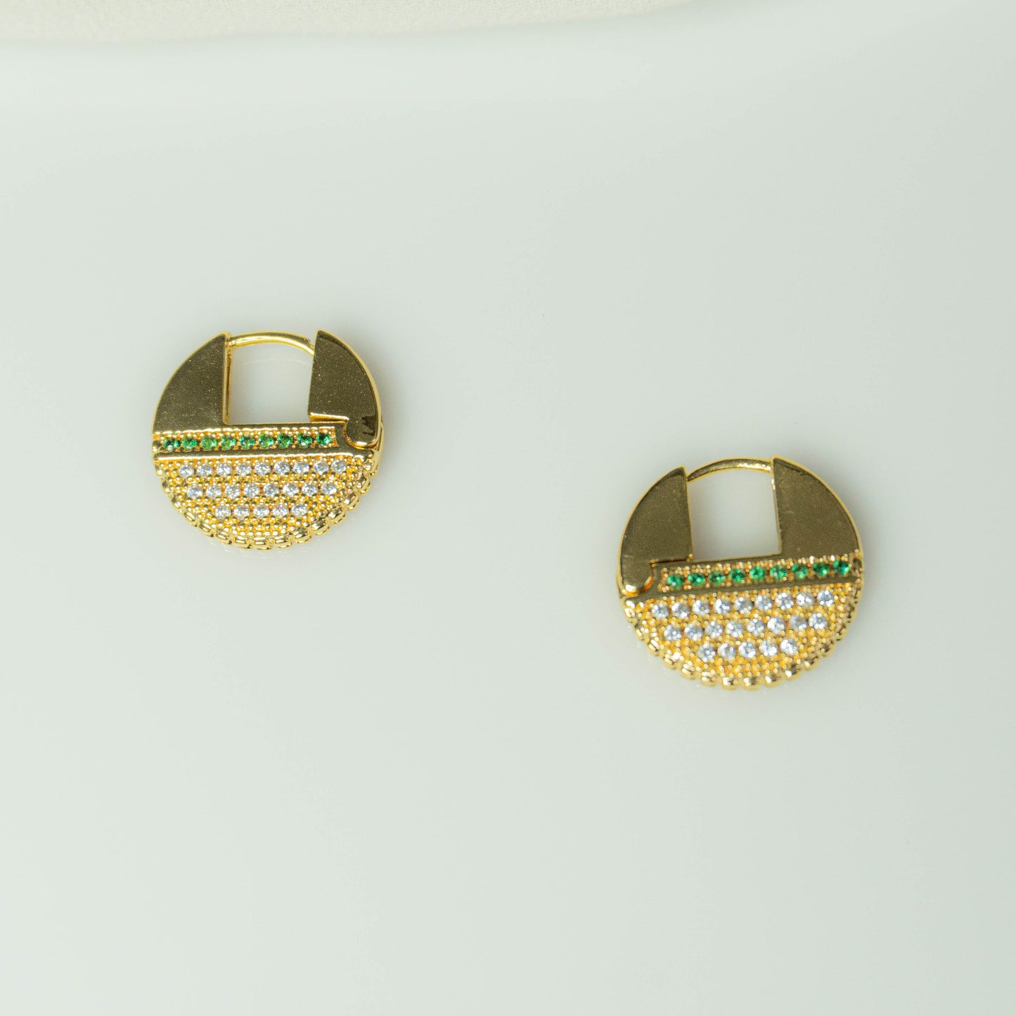 Aretes huggies brillantes y piedra verde pequeños