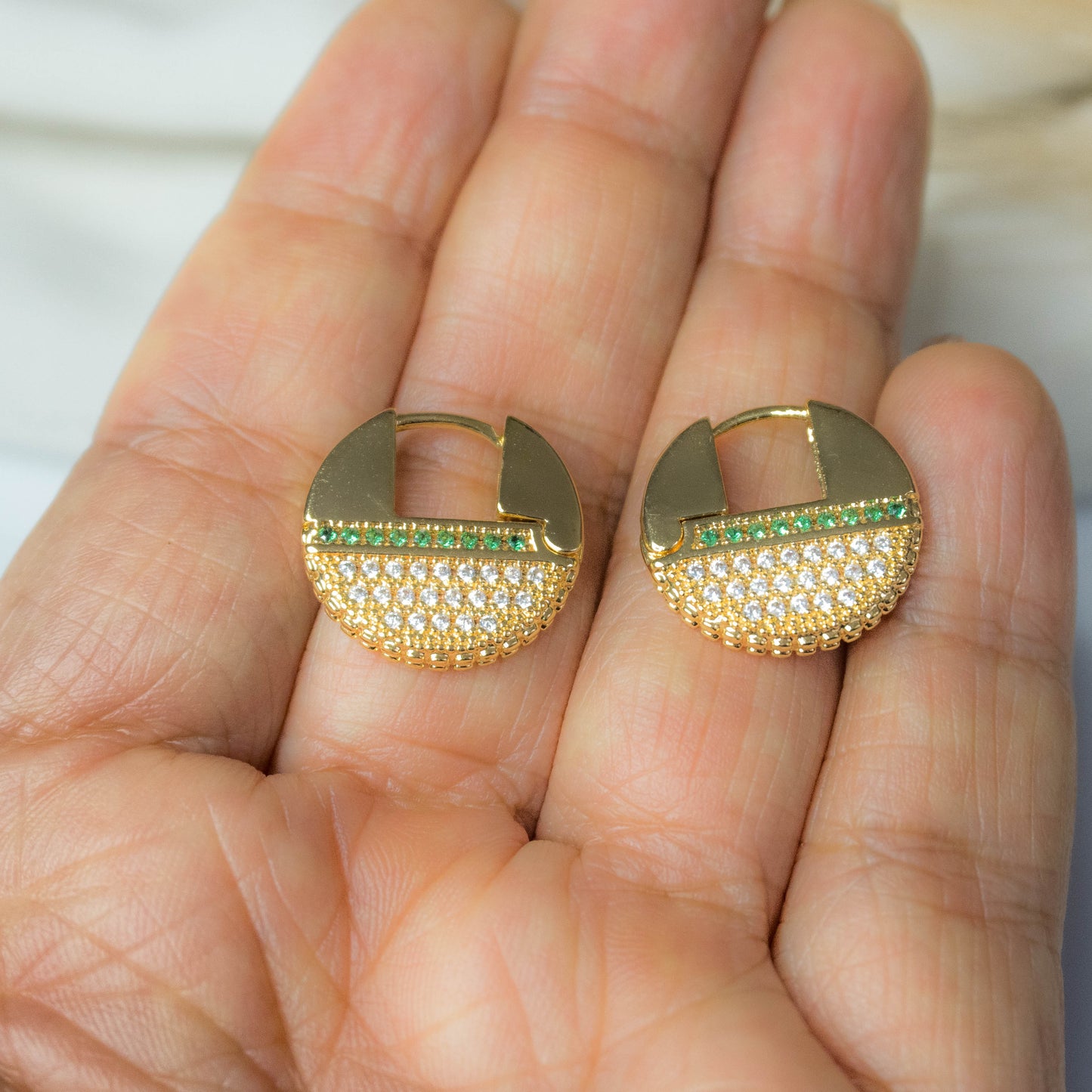 Aretes huggies brillantes y piedra verde pequeños