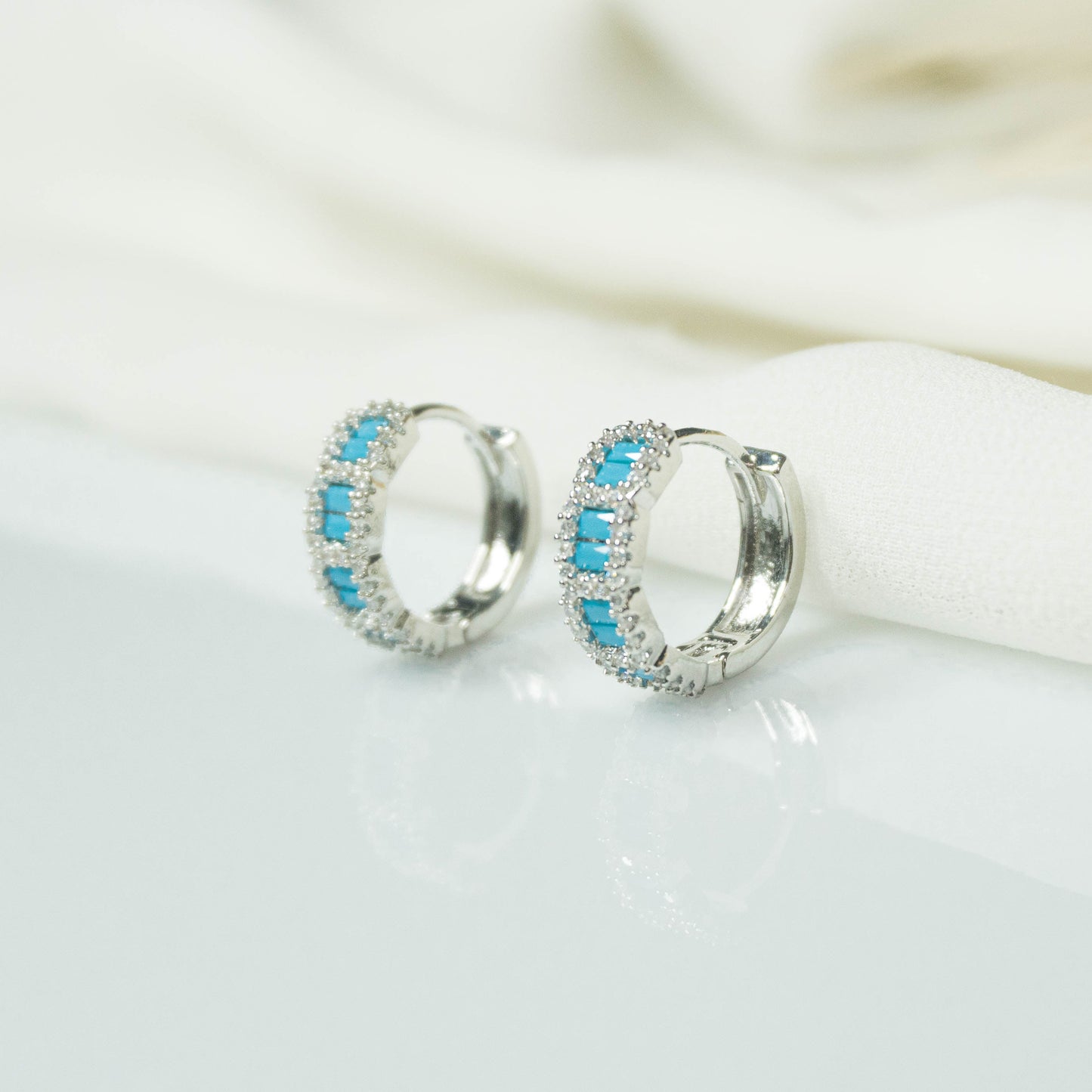 Aretes Huggies turquesa
