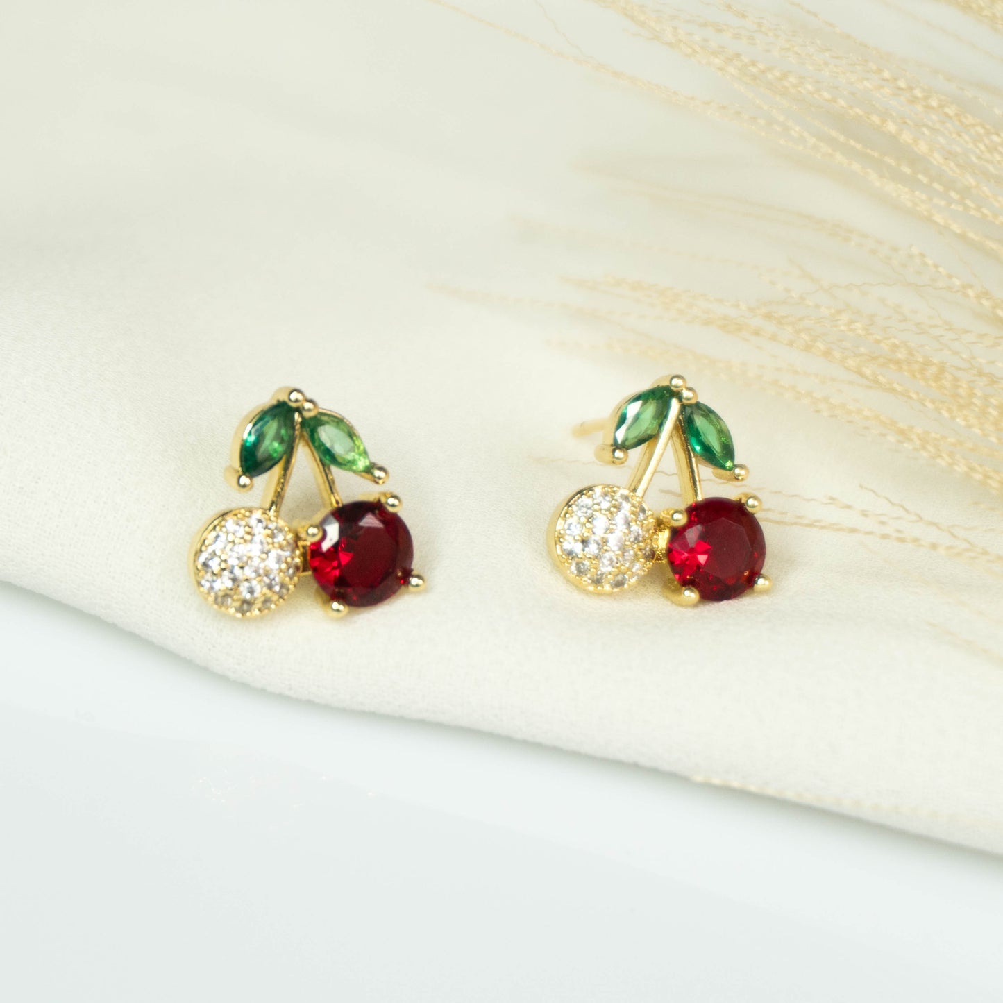 Aretes cerezas brillantes
