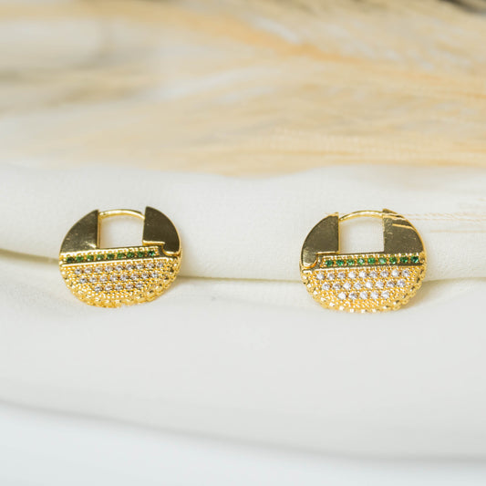 Aretes huggies brillantes y piedra verde pequeños